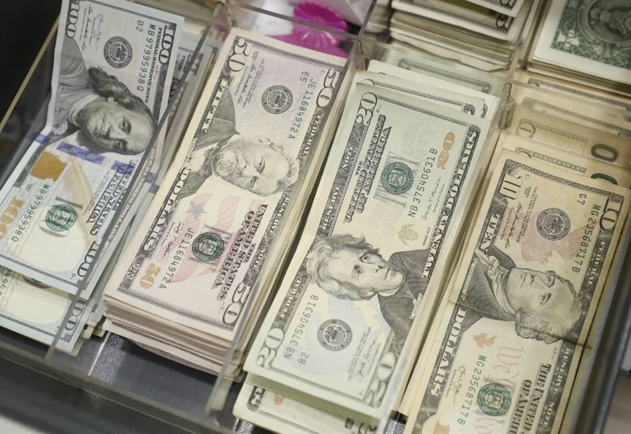 بعد الإنخفاض المفاجئ... كيف افتتح دولار السوق السوداء اليوم؟