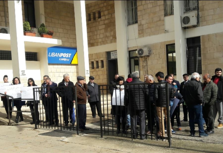 بالصورة: وقفة احتجاجية أمام مبنى محافظة عكار رفضاً للتلوث 