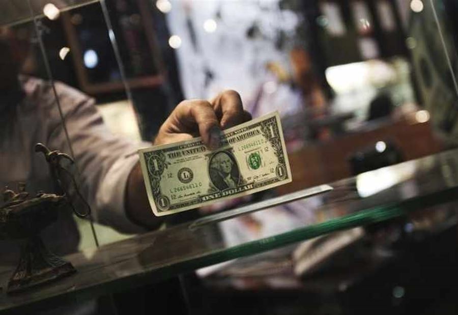 سعر الدولار يواصل إنخفاضه في السوق السوداء