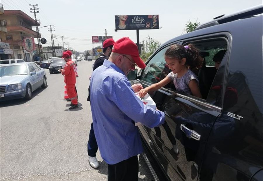 بالصورة: وزير سابق  يجمع التبرعات للصليب الأحمر 