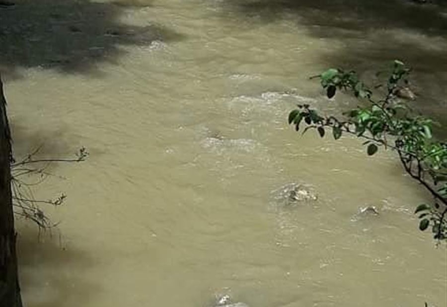 بالصورة: نهر لبناني يصطبغ باللون البني.. والأهالي يناشدون 
