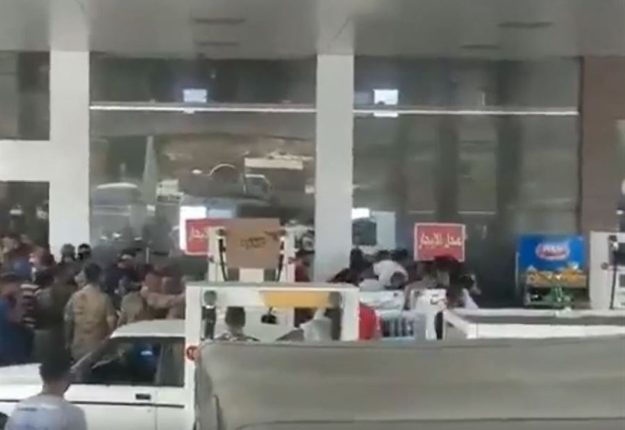 بالفيديو: إشكال وزحمة خانقة بإحدى المحطات في الدامور