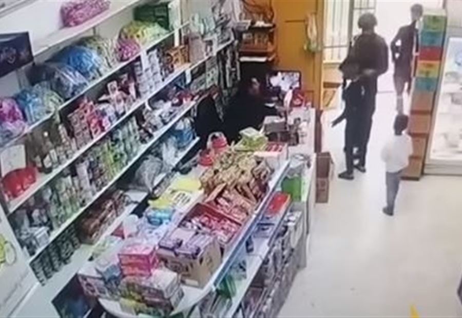 بالفيديو: الجيش الإسرائيلي يجبر طفل على خلع ملابسه وتمزيقها