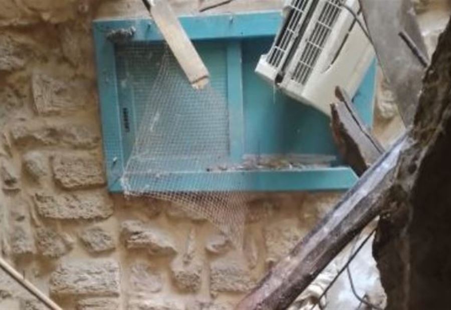 نجوا "بأعجوبة"... إنهيار سقف داخل منزل في صور! (صورة)