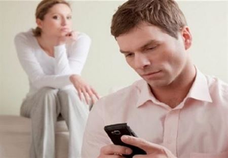 8 مؤشرات "خفية" على خيانة الزوج