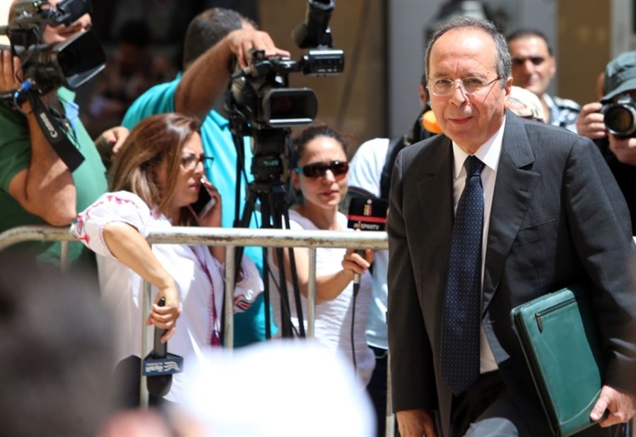 السيّد: بياخد منّك دولار وبيعطيك وَرَق!