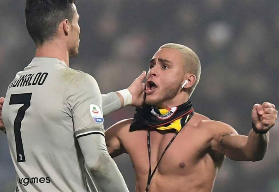 رونالدو والرجل العاري في مباراة "الاحتفال الغريب" رونالدو والرجل العاري في مباراة "الاحتفال الغريب"