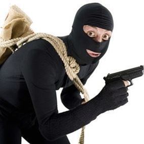 مسلحون سلبوا من سوريين أموالا وهاتفيهما