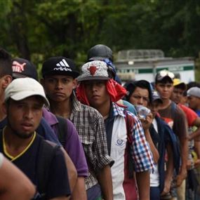 قافلة المهاجرين تقترب.. وترمب يدرس "خطة المنع"