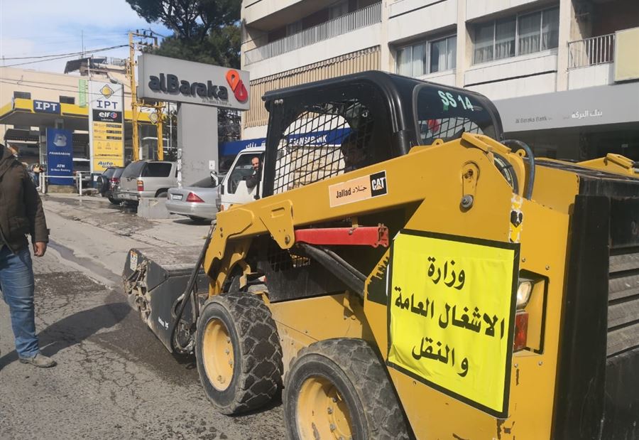 الاشغال باشرت تعبيد الحفر على طول الطريق الدولية 