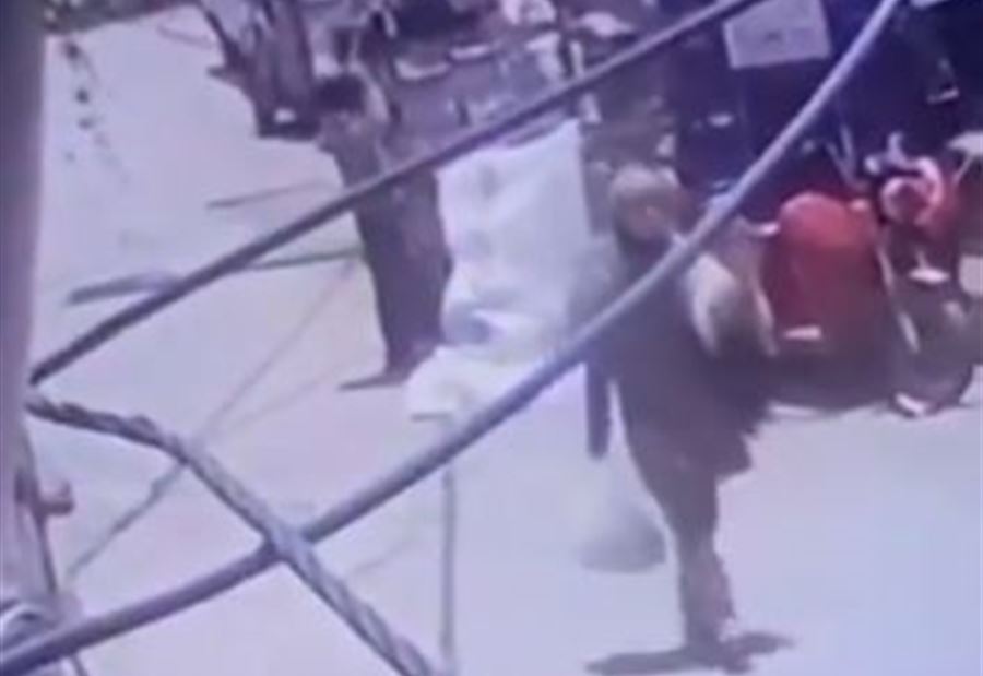 بالفيديو: رصاصةٌ تقتلُ امرأة تحمل طفلها في مخيم شاتيلا