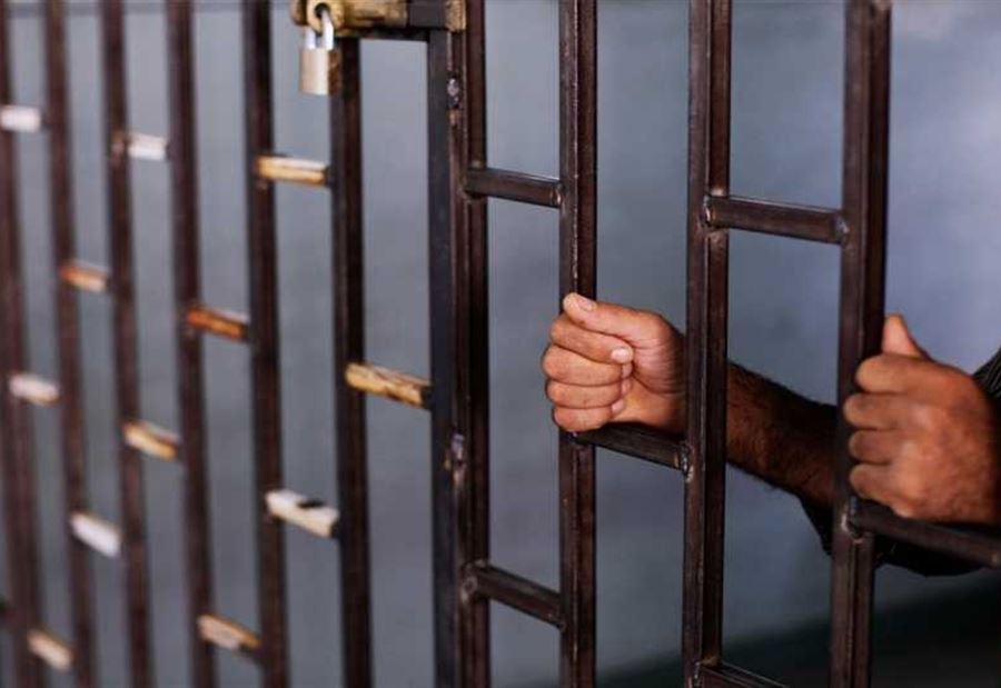 معتقلٌ ناجٍ يصف وحشية السجون السورية: "عشنا في نعوش"