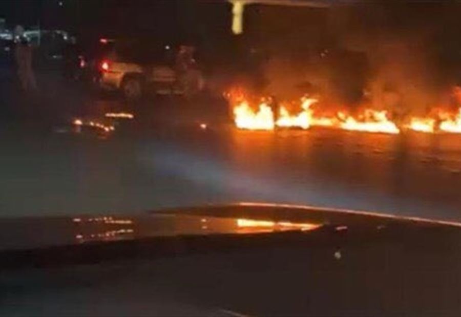 قطع جزئي لاوتوستراد انطلياس بالإطارات المشتعلة