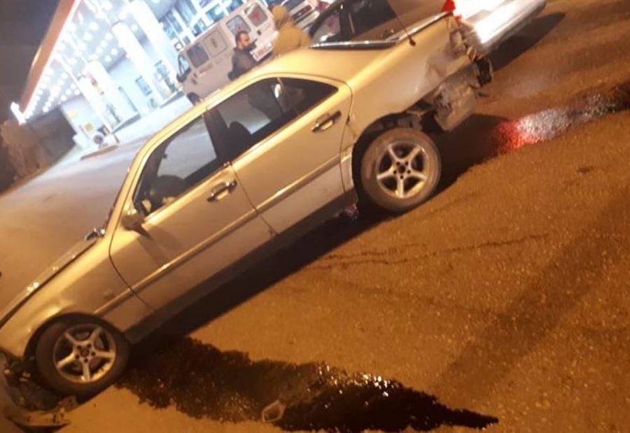 بالصور: إنزلاق سيارة واصطدامها بالحاجز الإسمنتي في رويسات صوفر  بالصور: إنزلاق سيارة واصطدامها بالحاجز الإسمنتي في رويسات صوفر