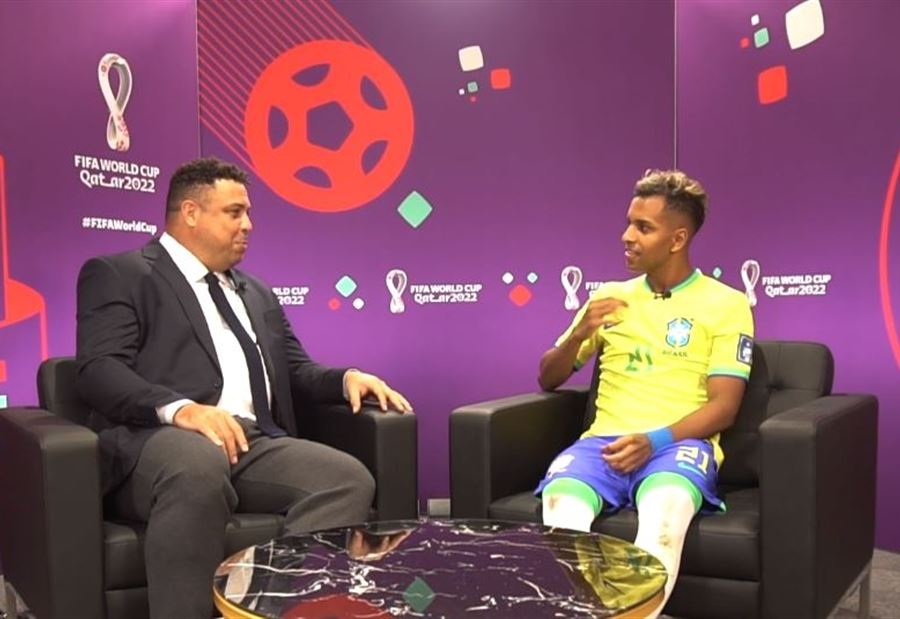 "دعني آخذ منك البركة"... لاعب برازيلي يمسح قدم الظاهرة رونالدو (فيديو)