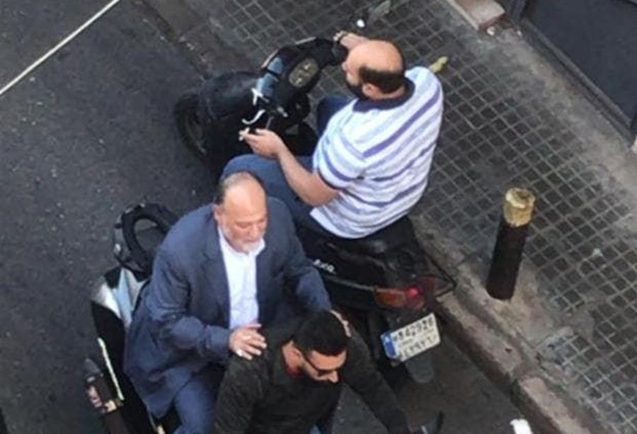 بالفيديو: عمار يصل الى المجلس سيرا على الاقدام: "من حقهم التظاهر"
