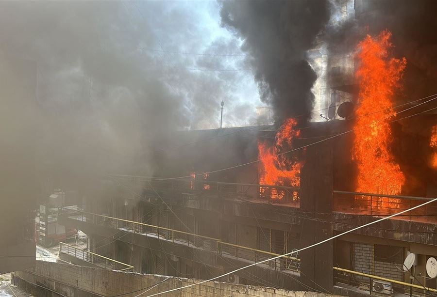 بالفيديو: حريق كبير داخل مستودع في منطقة نيو روضة - المتن