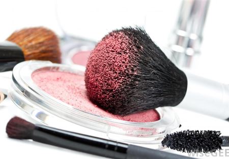 10 استخدامات غير تقليدية لأدوات التجميل