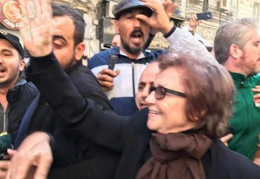 أيقونة الثورة الجزائرية تلتحق بالمتظاهرين
