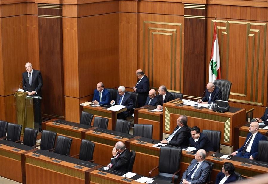 "بتنشف الريق"... فوضى في المجلس النيابي