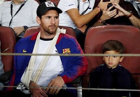 ميسي "المصاب" يهنئ برشلونة