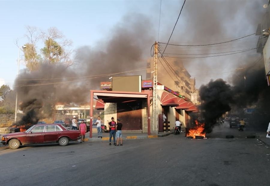 في القبة... قطعوا الطريق بعد سماعهم بغرق أحد أبناء المنطقة 