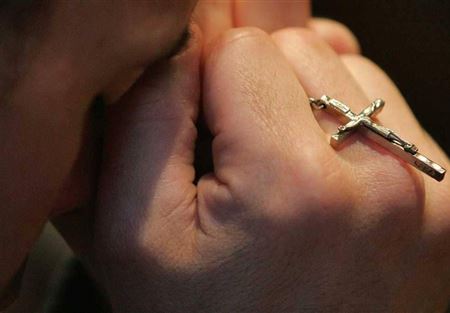 انتحار قس بعد أيام من اتهامه بسلوك غير لائق مع امرأة