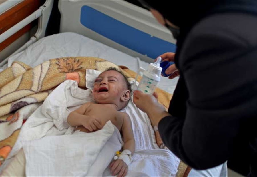 قصة "الرضيع المعجزة"... خرج حياً من تحت الأنقاض