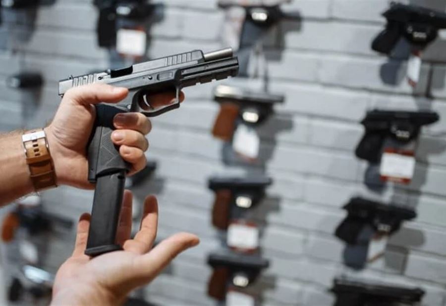 بعد هجوم "حماس"... إقبالٌ "غير مسبوق" للإسرائيليين على شراء الأسلحة! بعد هجوم "حماس"... إقبالٌ "غير مسبوق" للإسرائيليين على شراء الأسلحة!