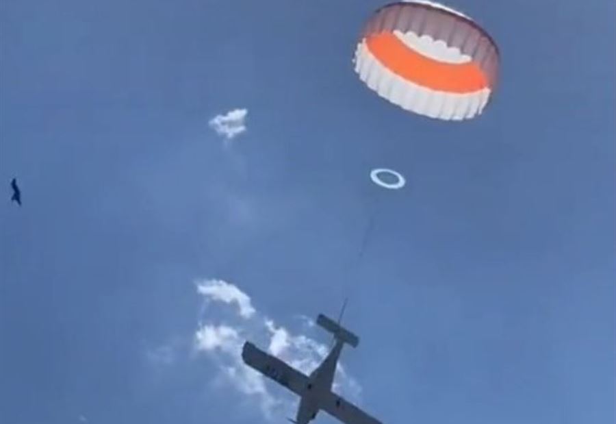 بالفيديو: مظلة تحمل طائرة والطيار ينجو من الموت