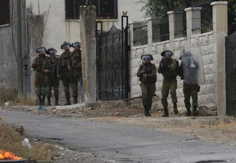 إشتباكات "عنيفة" أثناء اقتحام الجيش الإسرائيلي لبلدة "عزون"  إشتباكات "عنيفة" أثناء اقتحام الجيش الإسرائيلي لبلدة "عزون"