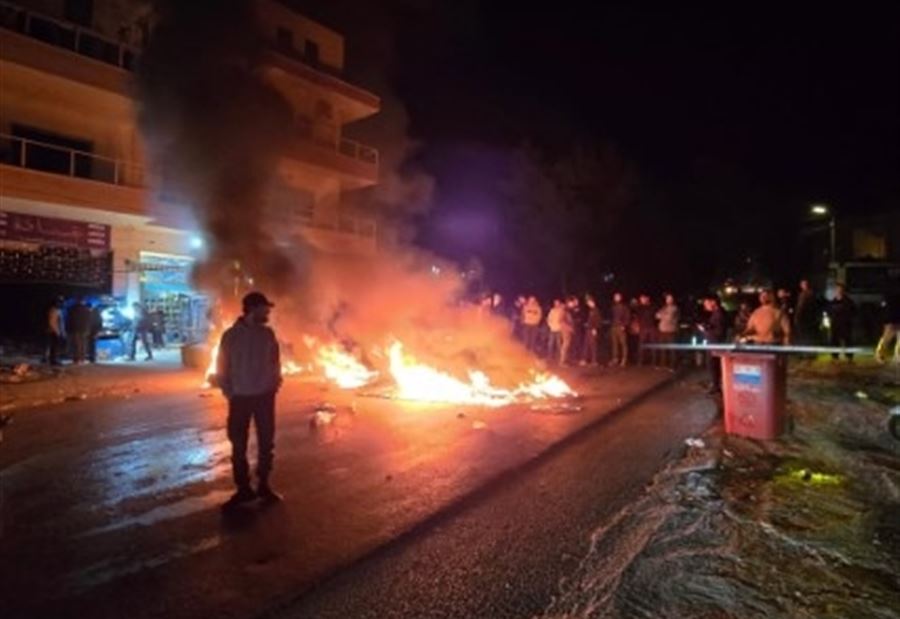 احتجاجًا على قتل المصور... بالصورة: قطع طريق قانا بالإطارات المشتعلة