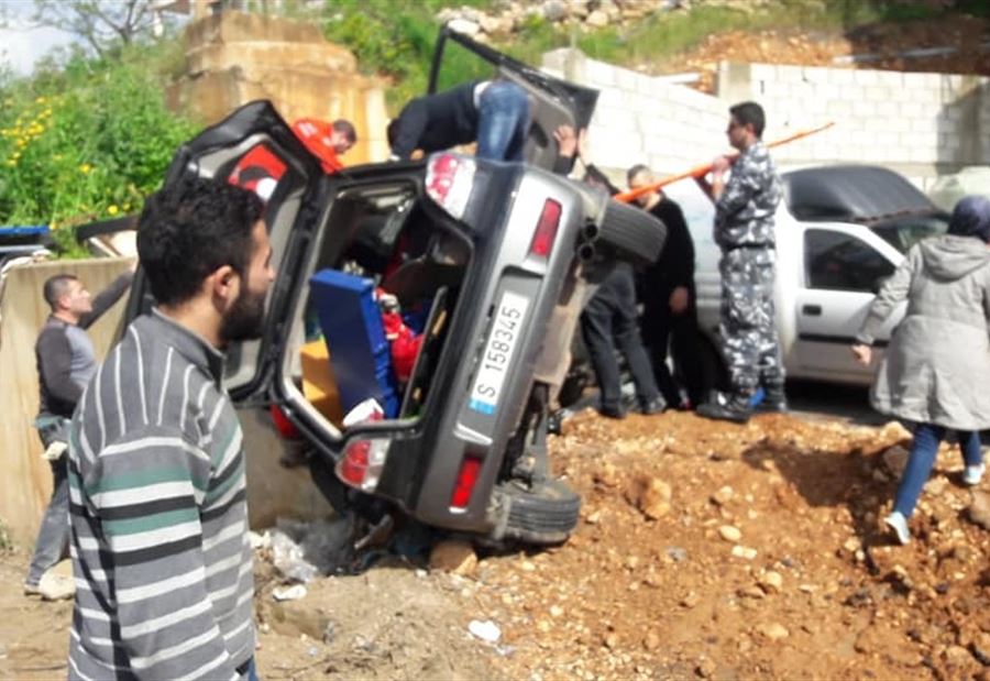 بالصور: قتلت ونجا طفلها في حادث مروع على طريق كفررمان 