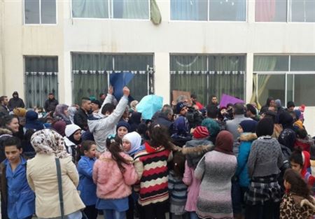 اعتصام في عمشكة بعلبك لرفض تقسيم المدرسة الرسمية