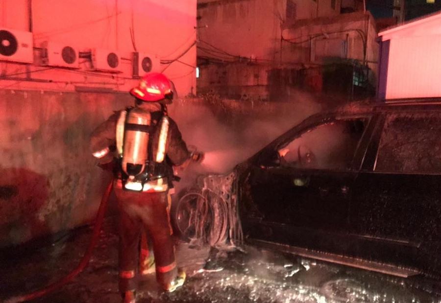 بالصور: حريق داخل سيارة رباعية الدفع في جونية
