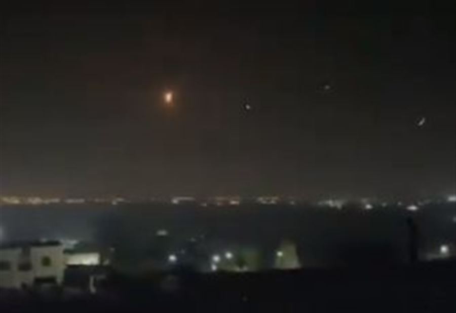 بالفيديو: لحظة سقوط صاروخ وإنفجاره بالنقب بالفيديو: لحظة سقوط صاروخ وإنفجاره بالنقب