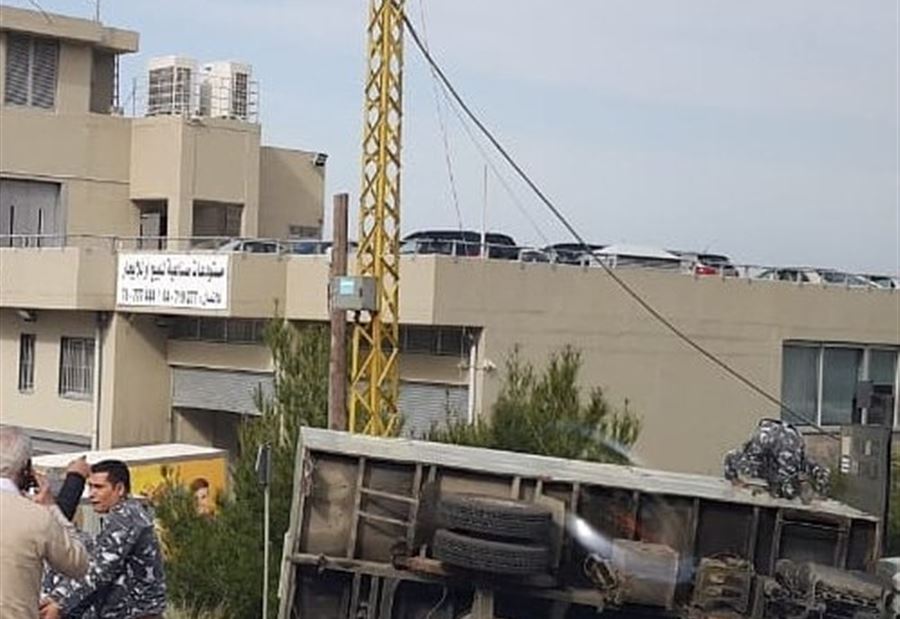 بالصورة: جرحى بإنقلاب حافلة لنقل المساجين على طريق رومية