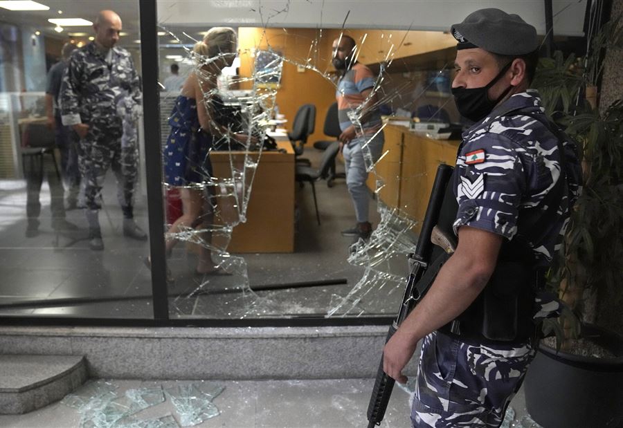إقفال المصارف والتفلّت والفوضى في استقبال "صندوق النقد"