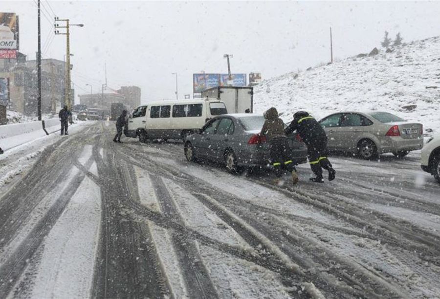 في ذروة العاصفة... الطرقات المقطوعة صباحاً