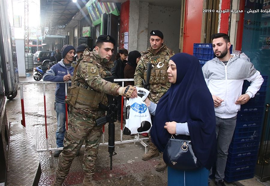 بالصور: الجيش يوزع مساعدات في طرابلس 