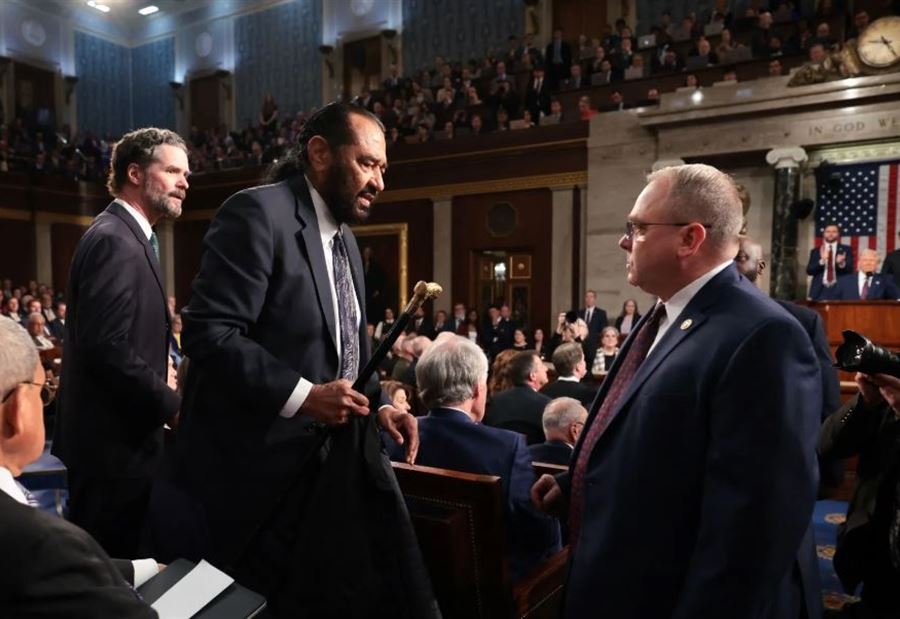 بالفيديو: طرد نائب أثناء كلمة ترامب في الكونغرس بالفيديو: طرد نائب أثناء كلمة ترامب في الكونغرس