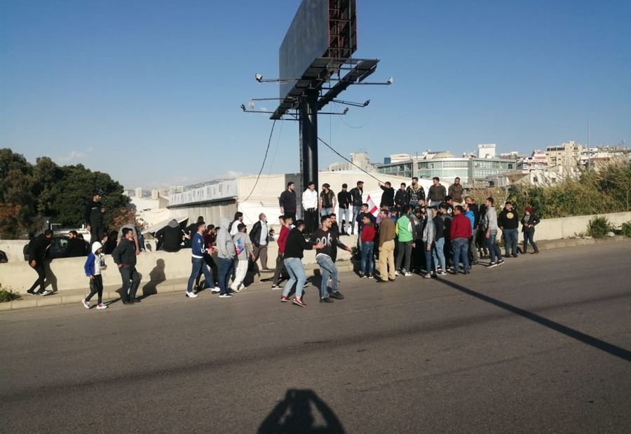 محتجون قطعوا طريق القصر الجمهوري لبعض الوقت