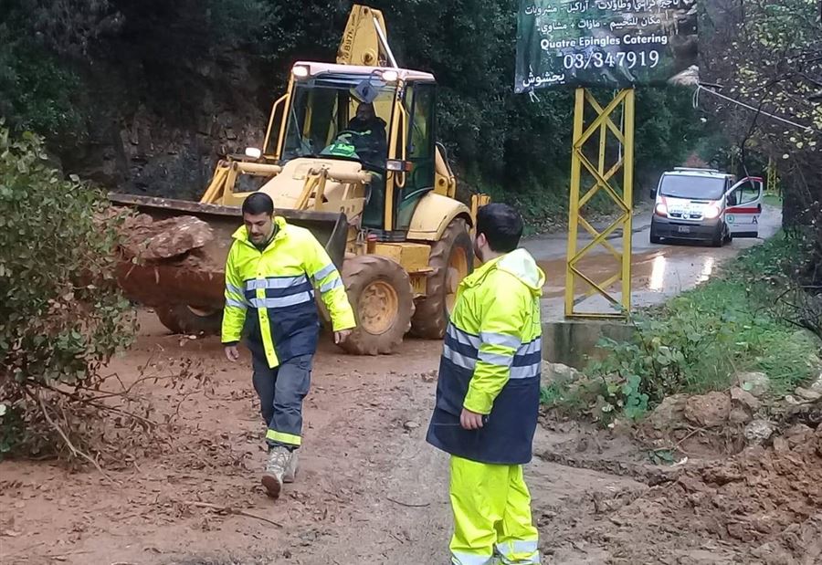 جرف أتربة وصخور على طريق عام نهر ابراهيم