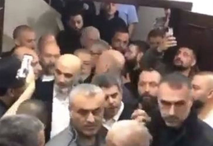 وصول جعجع الى منسقية القوات في جبيل (فيديو) وصول جعجع الى منسقية القوات في جبيل (فيديو)