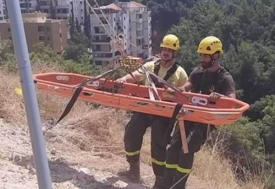 بالصور: انقاذ أم وابنتها بعد تدهور سيارتهما في عوكر