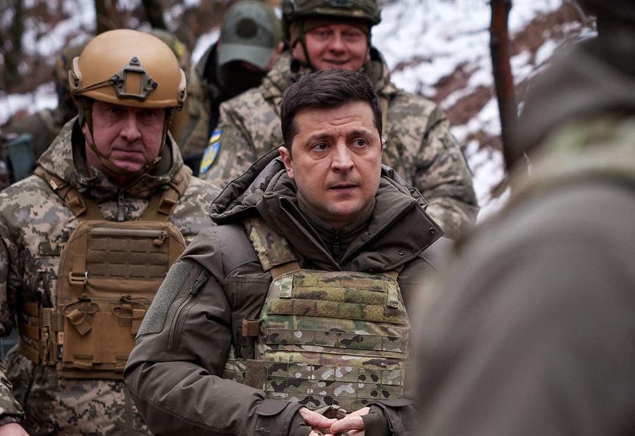 "لا يخطر على البال"... إليكم سلاح الرئيس الأوكراني بوجه القوات الروسية! (فيديو)