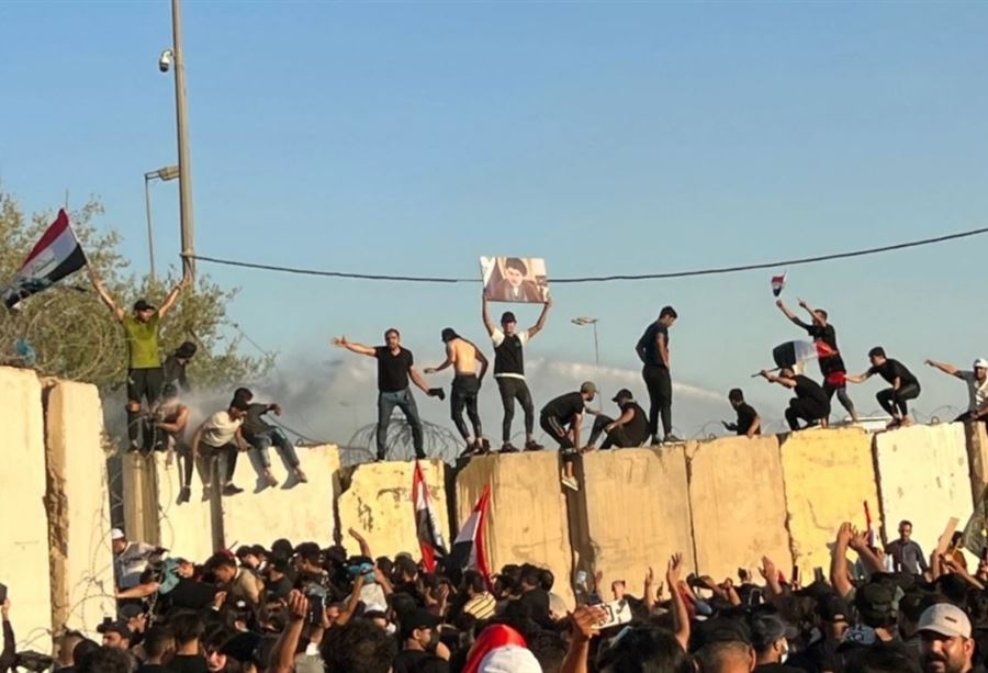 بغداد على صفيح ساخن: "مؤيدو الصدر" يقتحمون القصر الرئاسي!