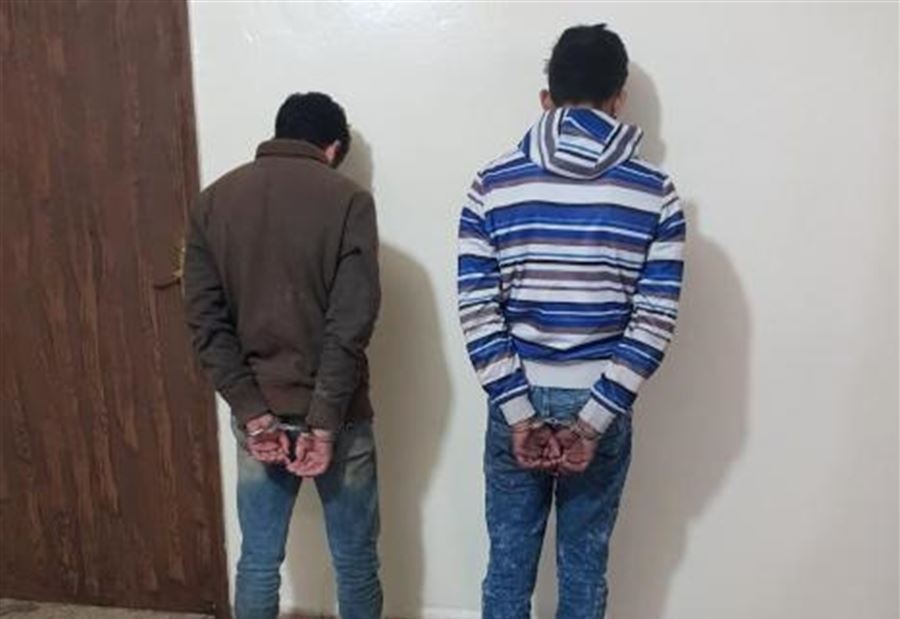 بالصورة: يصوّران بطاقات ائتمانية ويشترون بواسطتها