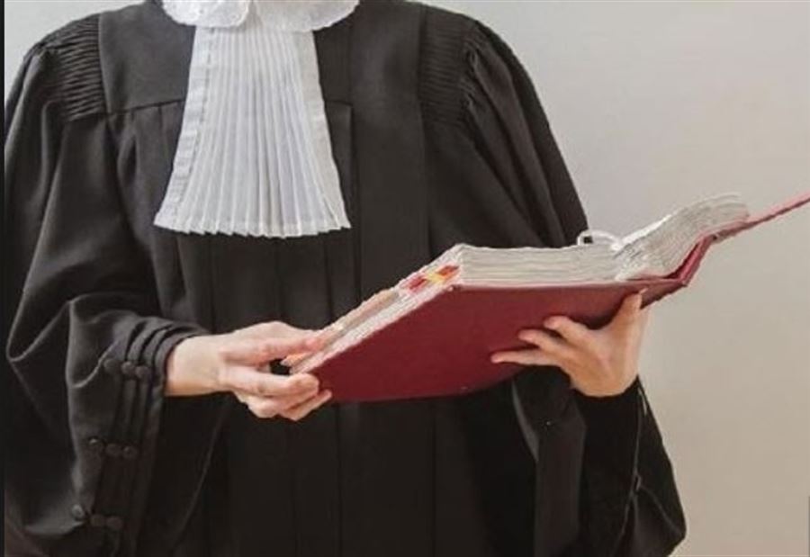محامية تقدم رشى لعسكريين