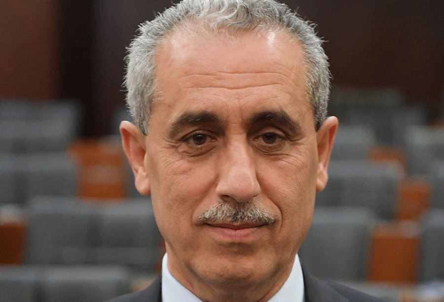 خواجه ينصح بعدم سداد المستحقات: لإعادة الجدولة
